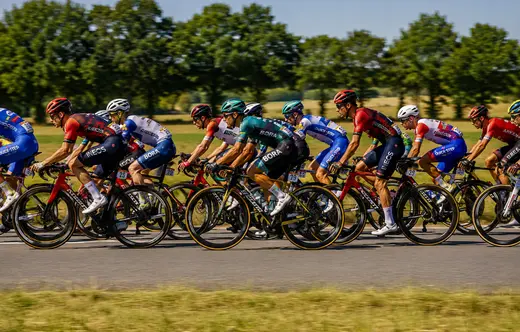 Peloton cycliste professionnel vu depuis le bord de la route