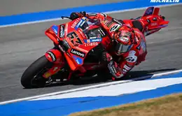 Moto de MotoGP sur circuit